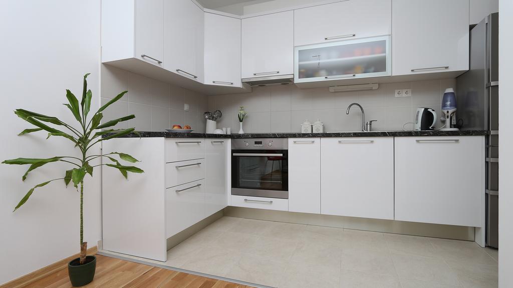 Antonijas Sunny Apartment Makarska Exterior photo